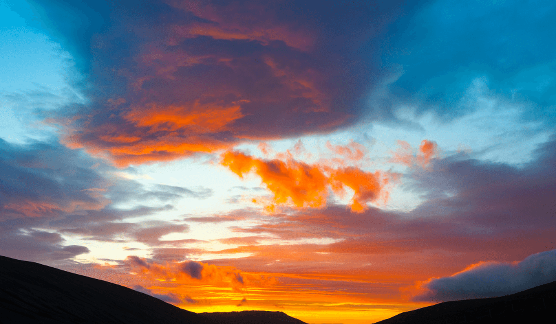 Chasing the Light: The Northern Lights vs. Midnight Sun on Polar Cruises