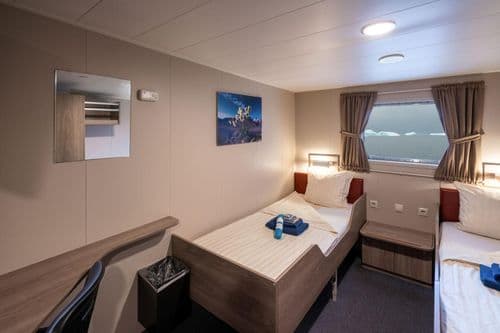 Twin Window Cabin Plancius