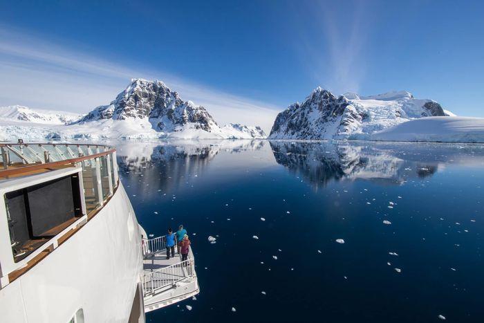 Aurora Expeditions Silver Earle _ Across the Antarctic Circle